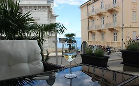 Superior Seaview Apartment